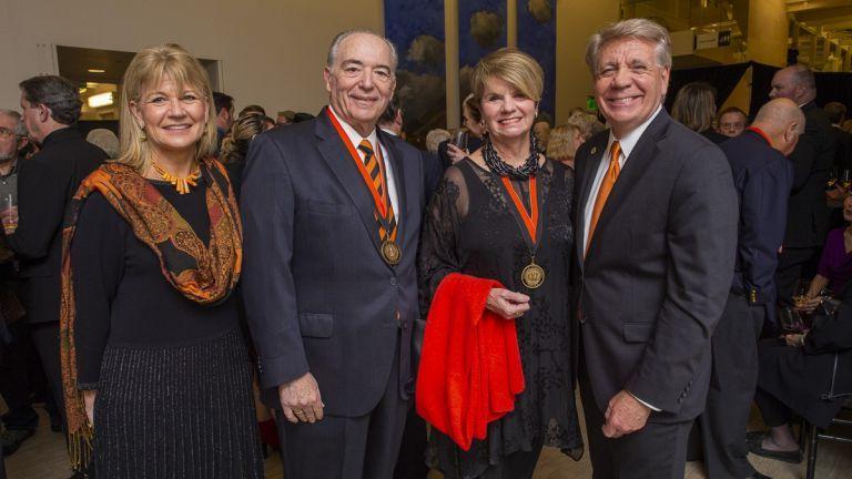 Jean和Chris Callahan与前总统Donald DeRosa和前第一夫人Karen DeRosa在一月. 25、2020杰出校友奖